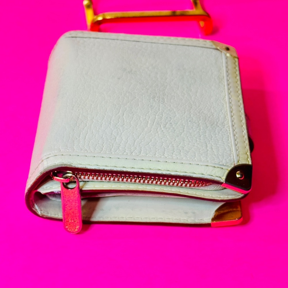 Louis Vuitton cream leather with red line and gold metal lining compact Walle - Picture 3 of 15